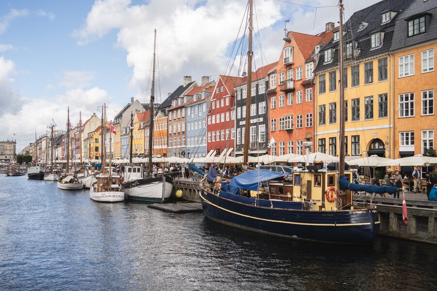 beautiful-view-port-colorful-buildings-captured-copenhagen-denmark_181624-8571