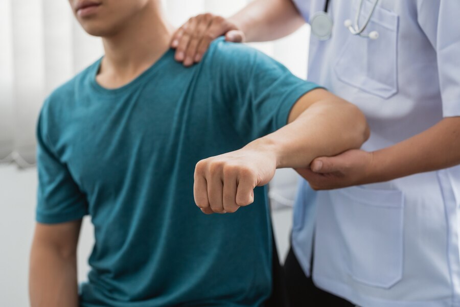 close-up-physiotherapist-treating-patient-clinic_37714-1510